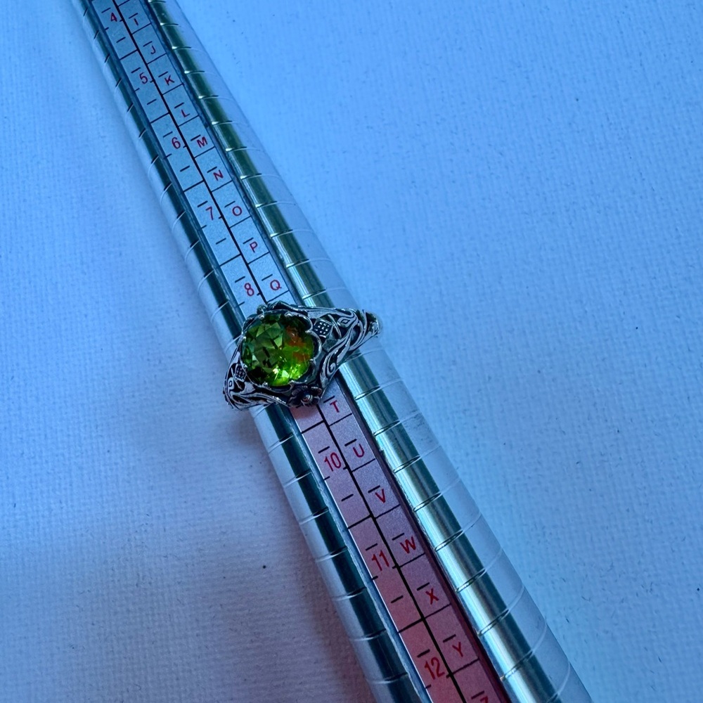 Elegant Green Peridot Silver Ring - Picture 5 of 5